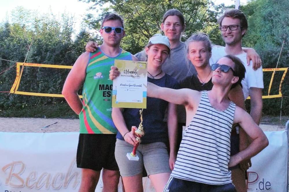 Das KreativesSchauspielEnsemble beim Beachvolleyball