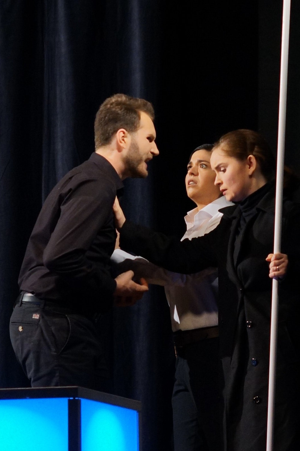 Szene aus „Hamlet” mit Jonathan Avonda als Hamlet, Ana Maria Handel als Horatio und Barbara Pointner als Marcellus